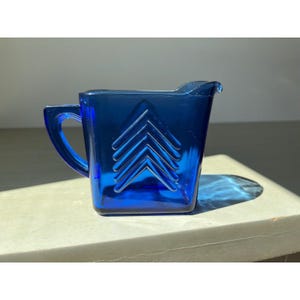 Vintage / antike Kobaltblau Hazel Atlas Depression Glas Chevron Milchkännchen