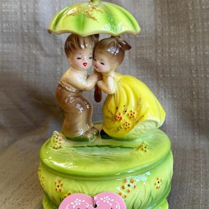 Musical JOSEF ORIGINALS Couple Umbrella Figurine, MINT Condition, Porcelain Boy & Girl Music Box, &quot;Raindrops Keep Falling&quot; Song, Japan