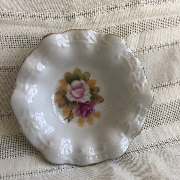 Vintage Ceramic Catchall Dish, Jewelry Porcelain Tray, EXCELLENT Condition, Ruffled Border, Gold Trim, Pink Roses, 1950s-60s, Made in Japan