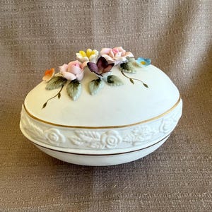 1950er Jahre Eiförmige Keramik-Schmuckschatulle, Porzellan-Split-Eierschale, Rosenblüten auf Deckel, Schmuckschatulle, Konfektschale, Osterdekor, Japan