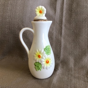 Kitscherige retro oliedispenser, keramische kan uit de jaren 60, olijfoliefles, azijndispenser, porseleinen kan, gele en oranje madeliefje, Japan