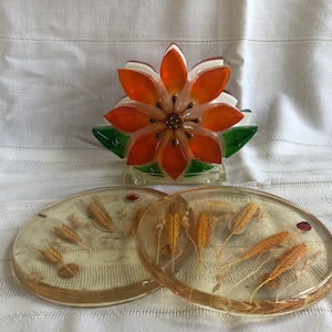 1960er Jahre Lucite Serviettenhalter oder Bernstein Untersetzer, NEUWERTIG, Herbst Dekor, EIN Harz Acryl Serviettenhalter, Orange Blume & Marienkäfer