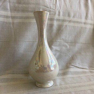 ERSTAUNLICHE weiße Lusterware-Vase, NEUWERTIG, opalisierend mit 22K Goldverzierung, Vintage irisierende Keramikvasen für Blumen, 8 1/2 &quot;hoch