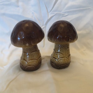 Vintage MUSHROOM Salt and Pepper Shakers, Set of 2, NEVER USED, Midcentury Ceramic Shakers, Kitsch Retro Brown Mushrooms, Made in Japan
