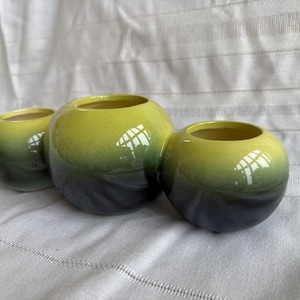 Vaso da fiori vintage Hull Pottery, vasi in ceramica verde, 3 vasi in 1, finitura smaltata dal verde chiaro al verde scuro, vaso per piante in stile Mid-Century Modern, prodotto negli Stati Uniti.