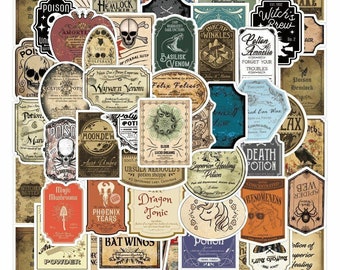 Op de afbeelding: Een set van 36 vintage-stijl potion fles stickers met verschillende ontwerpen en tekst, waaronder "Poison", "Witch's Brew", "Dragon Tonic" en "Death Potion". De stickers zijn gedrukt op wit papier met een verweerde, verouderde look.