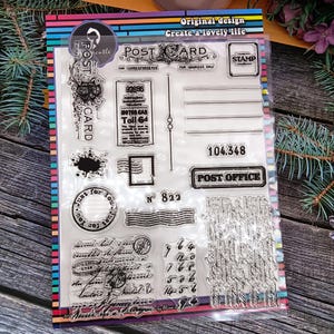Peut inclure: Un ensemble de tampons transparents avec divers motifs sur le thème des cartes postales vintage. Comprend des tampons avec du texte comme "POST CARD", "POST OFFICE" et des chiffres. Comprend également des éléments décoratifs et le texte "Original design Create a lovely life".
