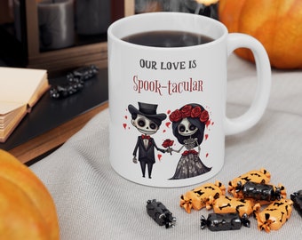 Halloweenmugg för par, skelettmugg, "Vår kärlek är spöklik" keramisk mugg 340 ml present till partner, present till henne, Halloweenpresent för par