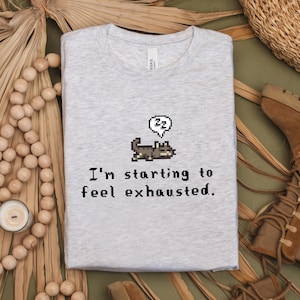 Ich beginne, mich erschöpft zu fühlen Shirt, Stardew Valley, lustige Katze, Katzenliebhaber, schläfrige Katze, Pixel Kunst, Gamer Geschenk, Sommer Unisex T-Shirt, gemütlicher Gamer