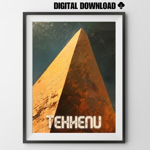 Peut inclure: Une affiche de style vintage représentant une grande pyramide dorée avec le mot "TEHKENU" imprimé en blanc en bas. La pyramide est sur un fond bleu foncé avec un aspect texturé et délavé.