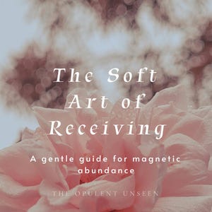 Könnte beinhalten: Eine blassrosa Rose mit Wassertropfen auf den Blütenblättern. Der Text lautet: The Soft Art of Receiving, A gentle guide for magnetic abundance, THE OPULENT UNSEEN. Der Hintergrund ist eine weichgezeichnete, verschwommene Blumenszene in Rosa.