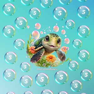 Puede incluir: Una linda tortuga de dibujos animados con un caparazón verde y una cara feliz rodeada de burbujas iridiscentes con el número 5 dentro de cada burbuja. El texto "Save $150" está en la parte superior de la imagen.