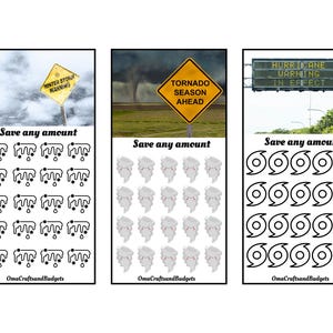 Può includere: Tre grafici stampabili con un tema meteorologico. Ogni grafico ha un cartello giallo con un avviso meteorologico. Il primo grafico ha un cartello che dice "Avviso di tempesta invernale". Il secondo grafico ha un cartello che dice "Stagione dei tornado in arrivo". Il terzo grafico ha un cartello che dice "Avviso di uragano in atto". Ogni grafico ha una griglia di 25 icone in bianco e nero. Il primo grafico ha gocce di pioggia, il secondo grafico ha tornado e il terzo grafico ha uragani.
