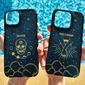 タロットカード - 天上の恋人たちと死 - 宇宙の星占星術 カップルに合う携帯ケース パーソナライズ可能 iPhoneとSamsung用にカスタマイズ可能