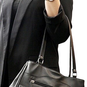 Handtasche mit mehreren Fächern. Farben: Schwarz, Navy, Taupe oder Bone. Stil 4291.