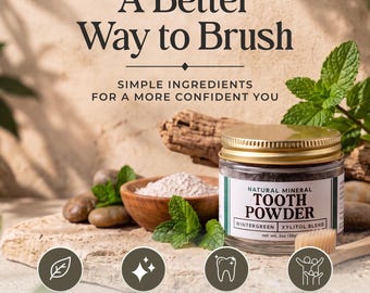Puede incluir: Un frasco de polvo dental mineral natural con tapa dorada, etiquetado Wintergreen Xylitol Blend, peso neto 30g. El texto dice A Better Way to Brush, Simple Ingredients, con iconos de ingredientes limpios, aliento fresco, salud bucal y empresa familiar.