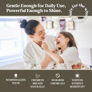 K&ouml;nnte beinhalten: Eine Mutter und ihre Tochter putzen sich l&auml;chelnd die Z&auml;hne. Das Bild enth&auml;lt den Text "Gentle Enough for Daily Use, Powerful Enough to Shine." und "Safe for the whole family!". Vorteile sind die Remineralisierung der Z&auml;hne und das Aufhellen ohne Empfindlichkeit.