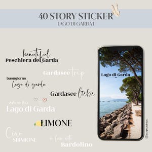 Può includere: Grafica digitale con il testo "40 STORY STICKER LAGO DI GARDA I" e frasi come "beautiful Peschiera del Garda" e "Lago di Garda". Uno smartphone mostra una vista del lago. È presente anche una farfalla.