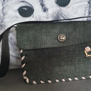 Bayrische Filz-Clutch, Täschchen aus Filz, Vegan, Täschchen Tannengrün meliert, für untern Arm zu zwicken + GRATIS Fächer weils so warm is