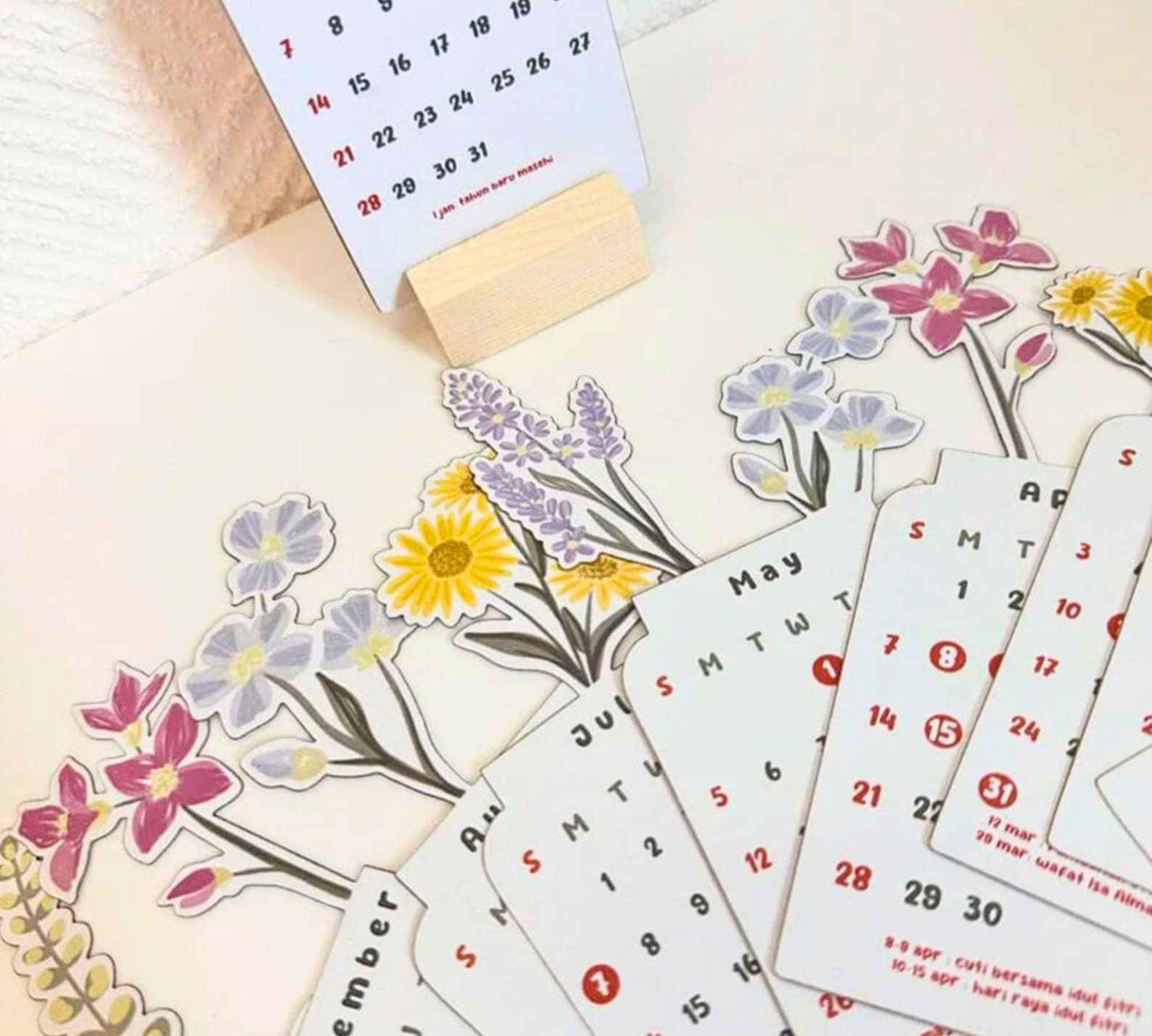 2024 Bloomy Flowers Desk Calendar Vase Shape Writable Compact Planner ...