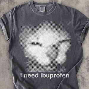 Necesito ibuprofeno. Camiseta gráfica vintage divertida de gato, camiseta de colores cómodos, camiseta de gatito tonto, camisetas de memes, camisetas irónicas, regalo para ella y él.