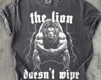 The Lion Doesn't Wipe Funny Meme T-shirt, Weird Shirts, Unhinged Shirt, Gift for Him, Ironic Graphic Tee, Unisex Cotton, Gag Gifts