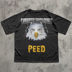 Camiseta "Considere que suas calças fizeram xixi" com meme engraçado de águia olhando fixamente, Camisetas Brainrot, Roupas Desvairadas, Camisetas Estúpidas, Camiseta Inapropriada, Camiseta Estranha