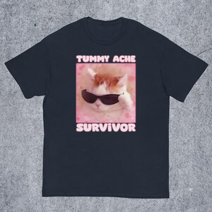 T-shirt Humour Chat “I Survived Today’s Tummy Ache” – Unisexe – Taille S à 3XL – 100% Coton – Neuf Avec étiquette