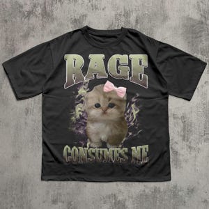 La rabia me consume. Camiseta con meme de gato gracioso, camiseta de gatos tontos, regalos estúpidos, camisetas de locura, camisetas feas, ropa desquiciada, regalo para ella. Black
