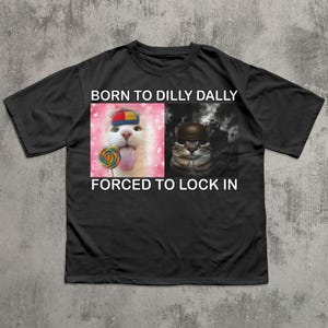 Född till Dilly Dally Tvingad att låsa in rolig katt meme T-shirt, fåniga katter T-shirt, dumma skjortor, ohängd T-shirt, brainrot T-shirt, ironiska kläder