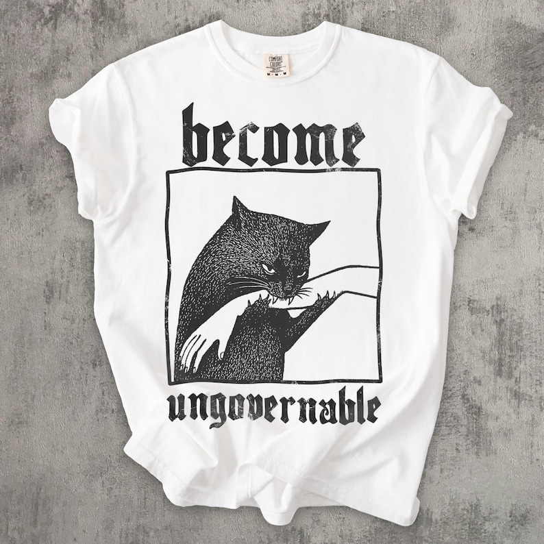 Word onbestuurbaar grappig T-shirt kat bijtende hand, vintage T-shirt, shirt Silly Cats, comfortabele kleuren, uniseks katoen, propcadeaus Comfort Colors White