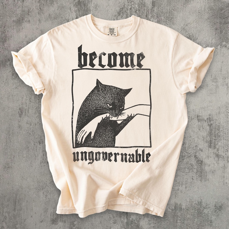 Word onbestuurbaar grappig T-shirt kat bijtende hand, vintage T-shirt, shirt Silly Cats, comfortabele kleuren, uniseks katoen, propcadeaus Comfort Colors Ivory