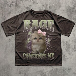 La rabia me consume. Camiseta con meme de gato gracioso, camiseta de gatos tontos, regalos estúpidos, camisetas de locura, camisetas feas, ropa desquiciada, regalo para ella. Dark Chocolate