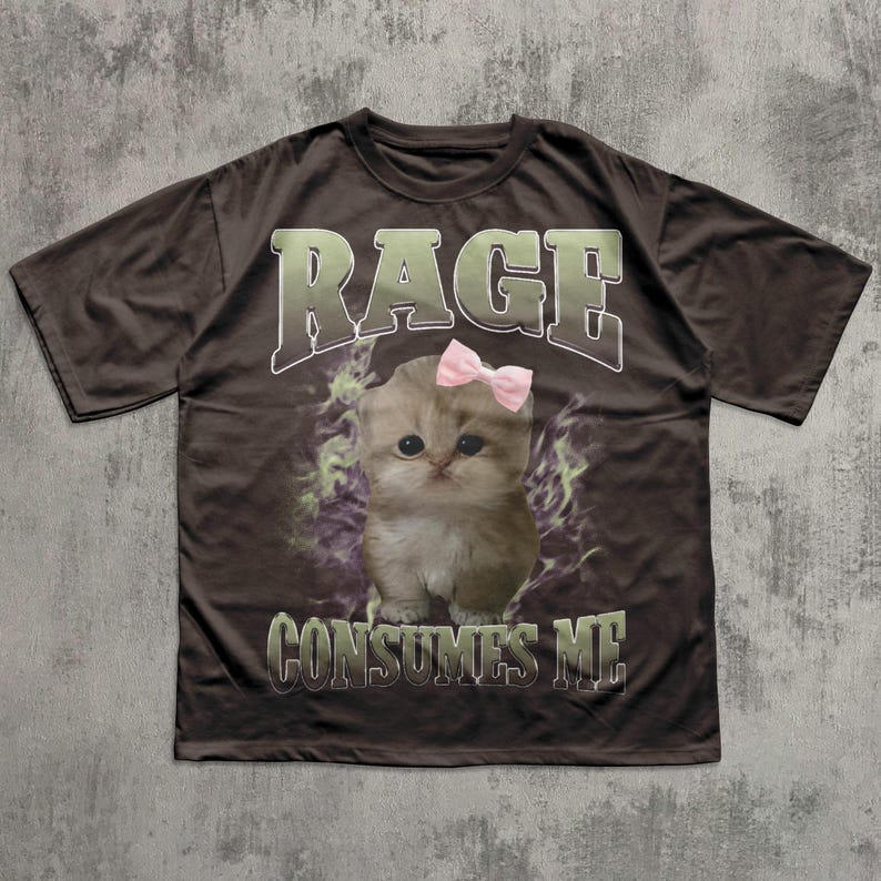La rabia me consume. Camiseta con meme de gato gracioso, camiseta de gatos tontos, regalos estúpidos, camisetas de locura, camisetas feas, ropa desquiciada, regalo para ella. Dark Chocolate