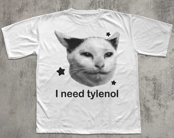 Camiseta divertida con el mensaje "Necesito Tylenol" y un gato gracioso, camiseta con estampado vintage, camiseta retro Y2K, camiseta de gatos raros, ropa extravagante, camisetas divertidas, camisetas de Brainrot