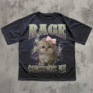 La rabia me consume. Camiseta con meme de gato gracioso, camiseta de gatos tontos, regalos estúpidos, camisetas de locura, camisetas feas, ropa desquiciada, regalo para ella. Navy