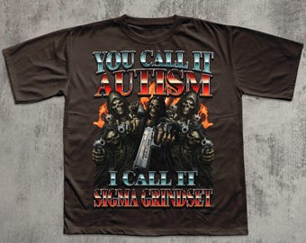 Puede incluir: Camiseta marrón con un diseño gráfico que presenta cuatro segadores con armas, llamas y el texto "YOU CALL IT AUTISM, I CALL IT SIGMA GRINDSET" en azul y rojo.