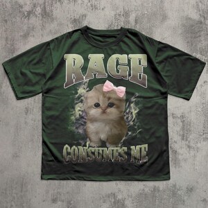 La rabia me consume. Camiseta con meme de gato gracioso, camiseta de gatos tontos, regalos estúpidos, camisetas de locura, camisetas feas, ropa desquiciada, regalo para ella. Forest Green