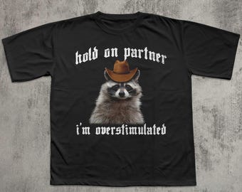 Ich bin überreizt Lustige Cowboy Waschbär Meme T-Shirt, Dumme Shirts, Geschenk für sie, Trash Panda Tee, Waschbären Liebhaber Geschenke