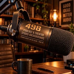 Op de afbeelding: Een zwarte studiomicrofoon gemonteerd op een verstelbare arm, met gouden tekst: 498 PODCAST & CREATOR STUDIO BACKGROUNDS, STUDIO-READY ON-AIR GLOW - TRUE 4K. De microfoon heeft een cilindrisch lichaam en een zwarte schuimrubberen windkap.