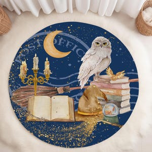 Puede incluir: Una alfombra redonda azul con un búho blanco posado sobre una pila de libros. La alfombra también presenta una luna creciente, un candelabro dorado, una escoba, un libro, un sombrero de mago y una varita mágica. El texto "Post Office" está escrito en un círculo alrededor de la luna.