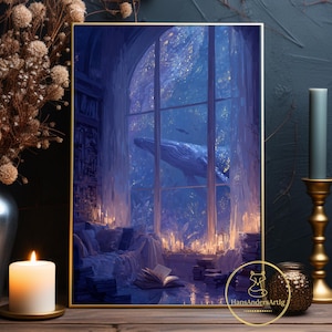 Könnte beinhalten: Ein rechteckiger Wandkunstdruck in einem goldenen Rahmen, der eine blau getönte Innenszene mit einem großen Fenster zeigt, durch das ein Wal in einem sternenklaren, aquatischen Raum schwimmt. Der Raum enthält Bücherstapel, Kerzen und ein offenes Buch.