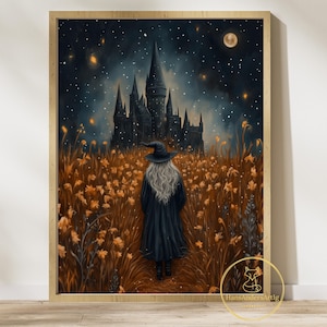 Könnte beinhalten: Gerahmter Kunstdruck, der eine Hexe in einem schwarzen Umhang und Hut zeigt, die durch ein Feld mit orangefarbenen Blumen auf ein dunkles Schloss unter einem sternenklaren Nachthimmel zugeht. Das Kunstwerk hat ein Fantasy-Thema, mit einem Vollmond.