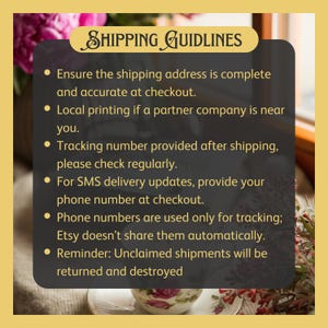 Pu&ograve; includere: Grafica con il testo "SHIPPING GUIDELINES" in un carattere decorativo. Il testo fornisce istruzioni per gli acquirenti, tra cui garantire indirizzi precisi, numeri di tracciamento e aggiornamenti SMS. Lo sfondo presenta una composizione floreale e una tazza da t&egrave;.