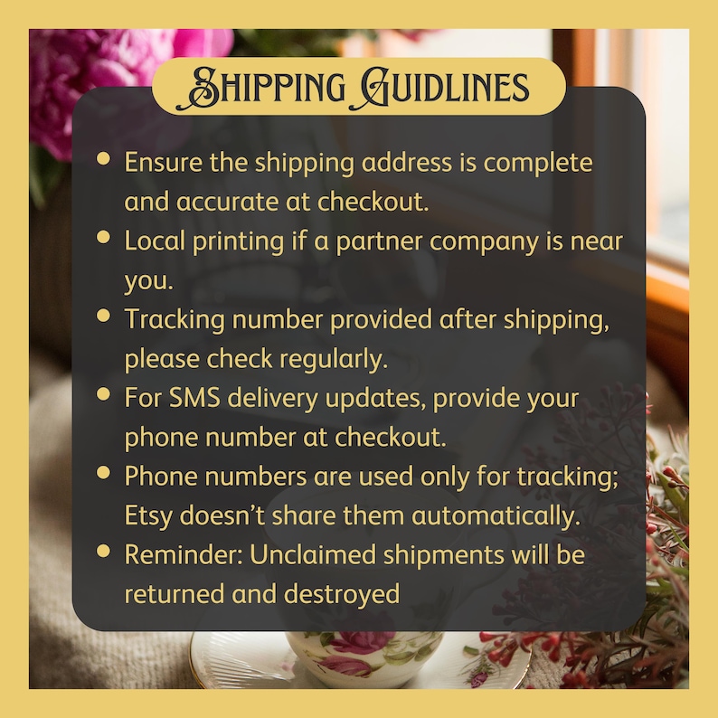 Pu&ograve; includere: Grafica con il testo "SHIPPING GUIDELINES" in un carattere decorativo. Il testo fornisce istruzioni per gli acquirenti, tra cui garantire indirizzi precisi, numeri di tracciamento e aggiornamenti SMS. Lo sfondo presenta una composizione floreale e una tazza da t&egrave;.