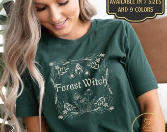 Bosheks T-shirt, speels bloemenpatroon, perfect voor een cottagecore heksenmeisje met paddenstoelenprint, ideaal als cadeau voor een fantasiefan, mottenprint, Dark Academia