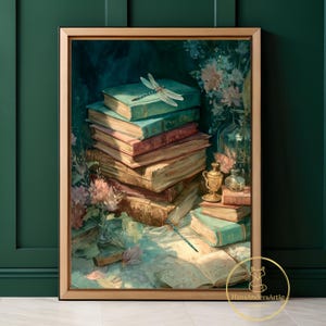 Könnte beinhalten: Gerahmter Kunstdruck mit einem Stapel antiker Bücher in Grün-, Braun- und Rottönen. Eine Libelle sitzt auf den Büchern, eine weitere auf dem Tisch. Blumen und eine kleine Vase sind ebenfalls vorhanden.