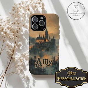 Könnte beinhalten: Eine personalisierte Handyhülle mit einem farbenfrohen Bild von Hogwarts-Schloss bei Sonnenuntergang. Der Name "Amy" ist in goldenen Buchstaben auf der Hülle geschrieben.
