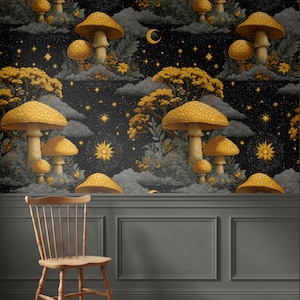 Könnte beinhalten: Tapete mit einem sich wiederholenden Muster aus goldgelben Pilzen, dunkelgrauen Wolken und hellgelben Sternen auf schwarzem Hintergrund. Das Design enthält himmlische Elemente wie eine Mondsichel und Sonnenmotive, die eine dichte, nächtliche Waldszene bilden.