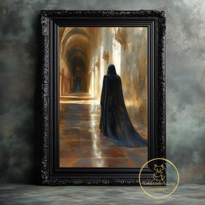 Könnte beinhalten: Ein gerahmter Kunstdruck zeigt eine Figur in einem schwarzen Umhang, die einen langen, gewölbten Flur entlanggeht. Das Kunstwerk hat ein dunkles, gotisches Thema mit warmem, goldenem Licht, das den Korridor beleuchtet. Der Rahmen ist schwarz mit aufwendigen Details.